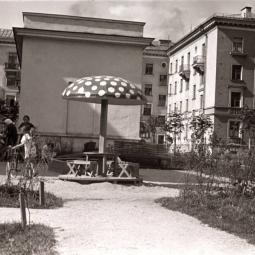 Tartu mnt 38-40 õu laste mänguplatsiga 1950ndatel