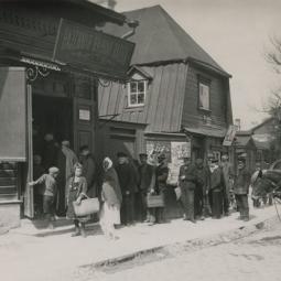 Viinapoe ees Liivalaia tänaval 20.saj alguses. AM F 3835