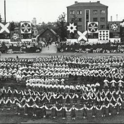 Rahvatantsijad Eesti NSV 1965. a üldlaulupeo rahvakunstiõhtul. Olev Koska foto